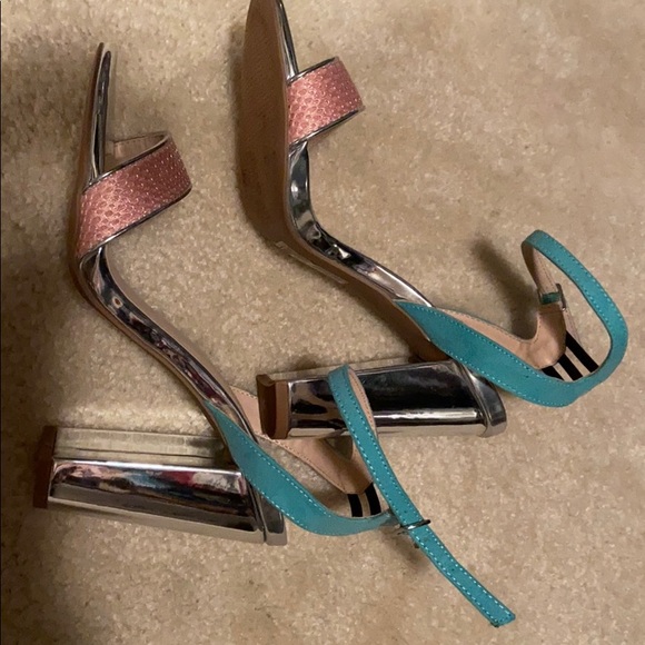 Fun Retro Looking Heels - Picture 2 of 3